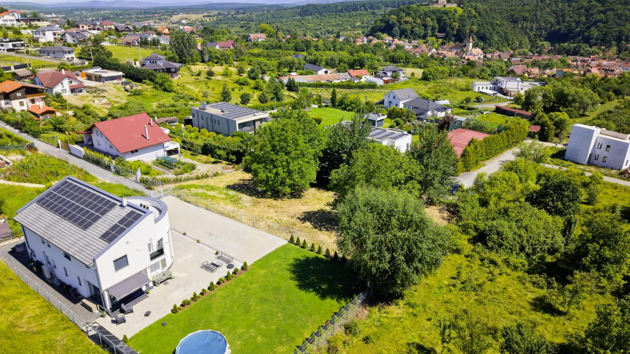 Teren 1340 mp în Cisnădioara – Cu Vedere la Cetatea Medievală și Munții Făgăraș 
