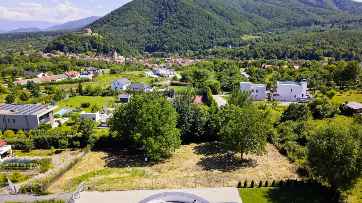 Teren 1340 mp în Cisnădioara – Cu Vedere la Cetatea Medievală și Munții Făgăraș 