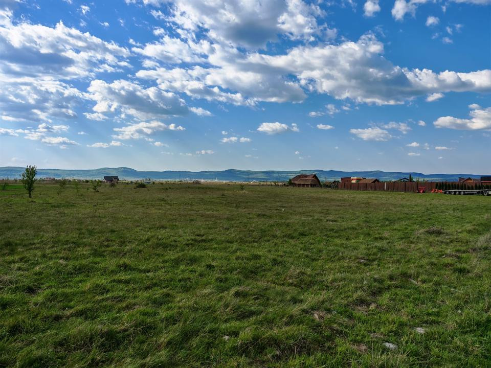 Teren 12.600 mp, front 56m la stradă asfaltată, vedere la munte 