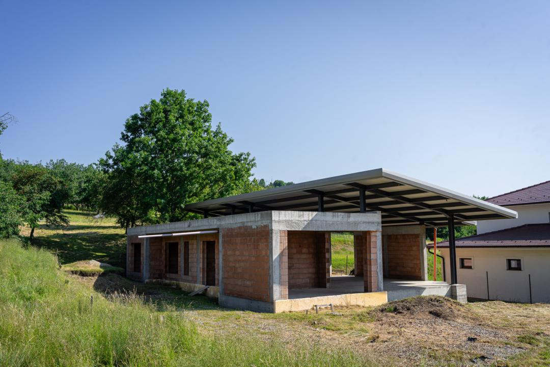  Casă cu arhitectură modernă si teren  in Cisnădioara