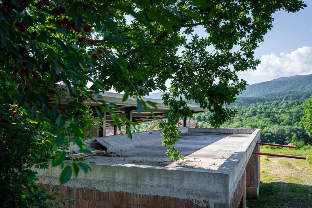  Casă cu arhitectură modernă si teren  in Cisnădioara