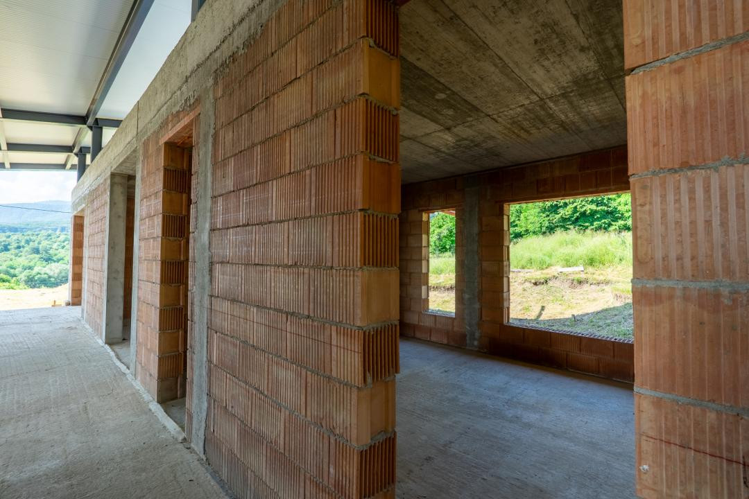  Casă cu arhitectură modernă si teren  in Cisnădioara
