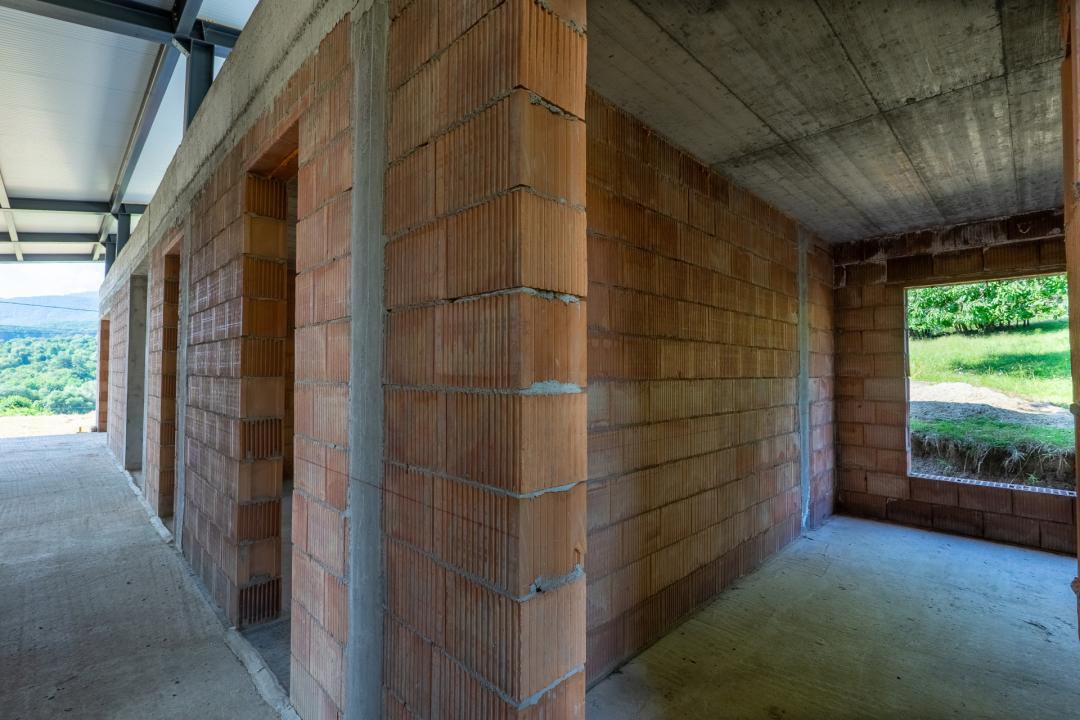  Casă cu arhitectură modernă si teren  in Cisnădioara