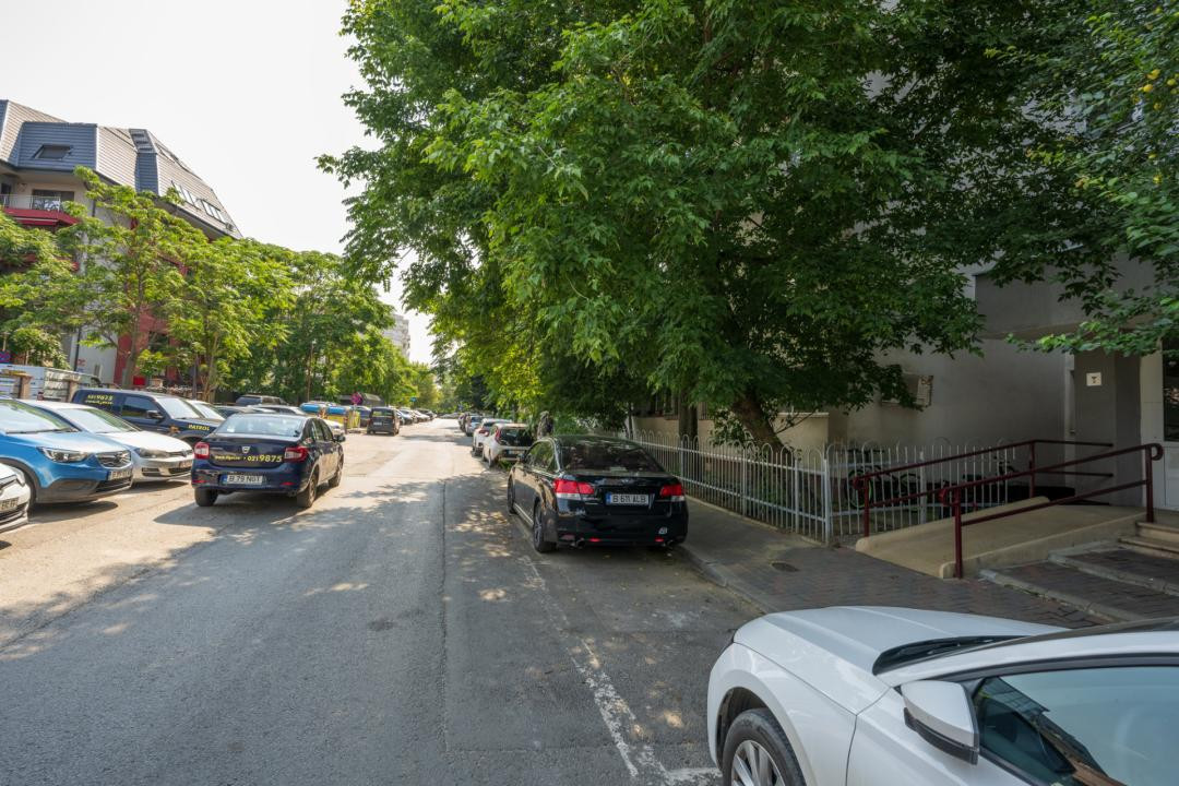 Garsoniera cocheta, gata de mutat, la 500 metrii distanta de statia de metrou.