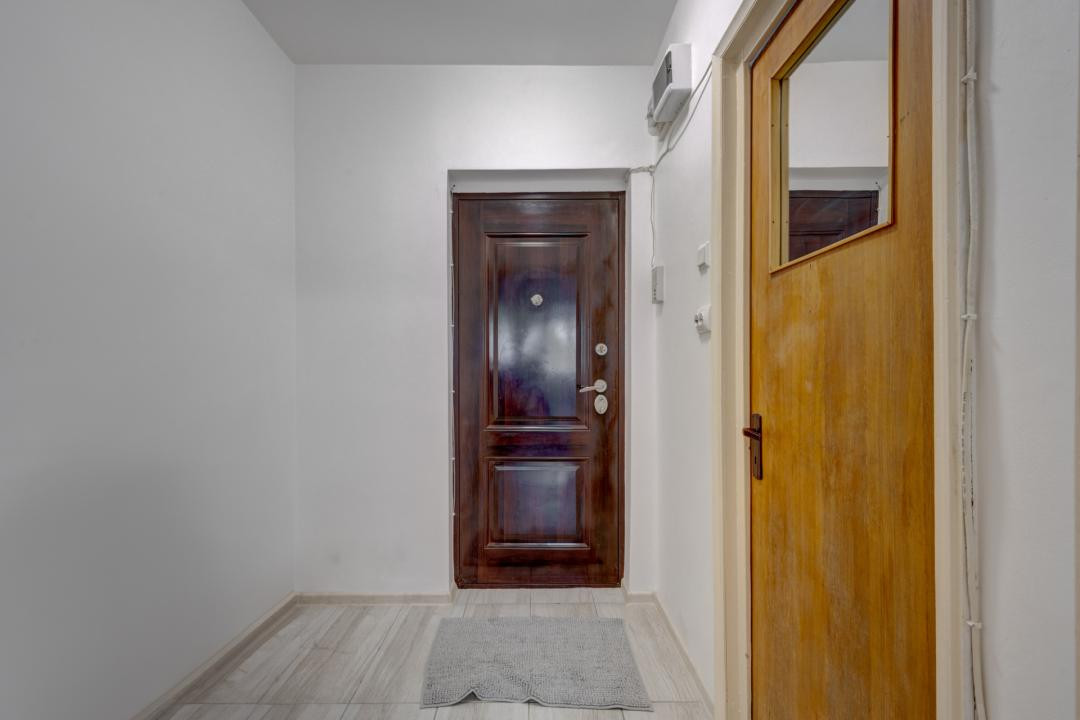 Garsoniera cocheta, gata de mutat, la 500 metrii distanta de statia de metrou.