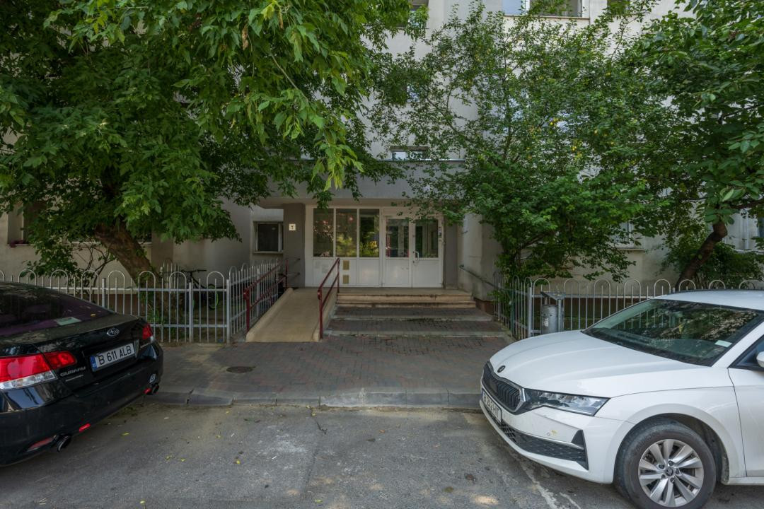 Garsoniera cocheta, gata de mutat, la 500 metrii distanta de statia de metrou.