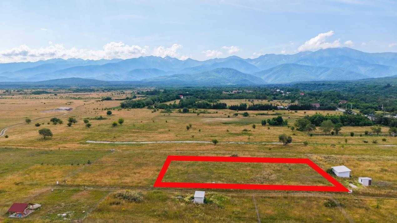 Teren cu priveliște spectaculoasă spre Munții Făgăraș-  Valea Avrigului