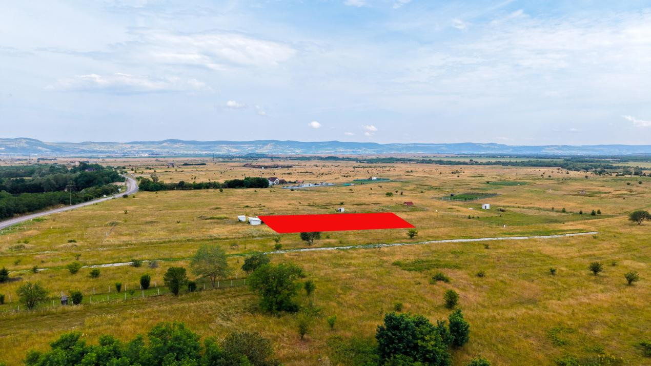 Teren cu priveliște spectaculoasă spre Munții Făgăraș-  Valea Avrigului
