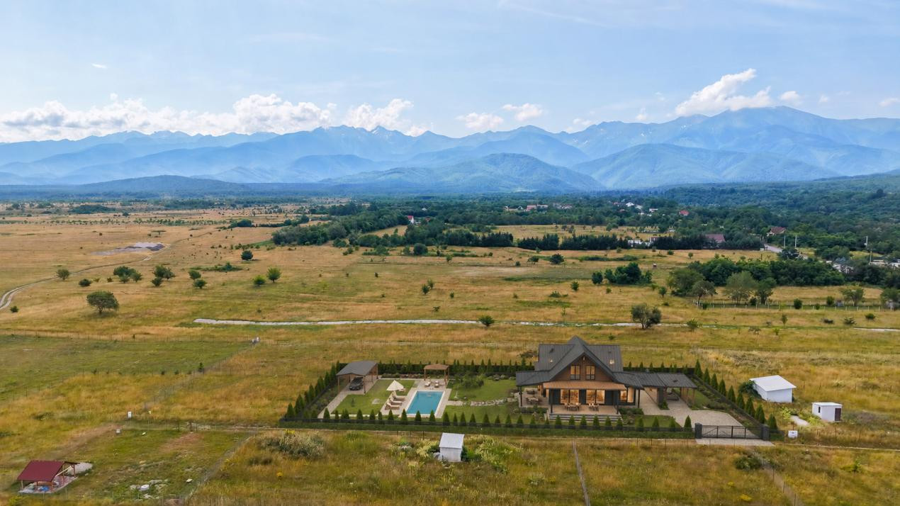 Teren cu priveliște spectaculoasă spre Munții Făgăraș-  Valea Avrigului