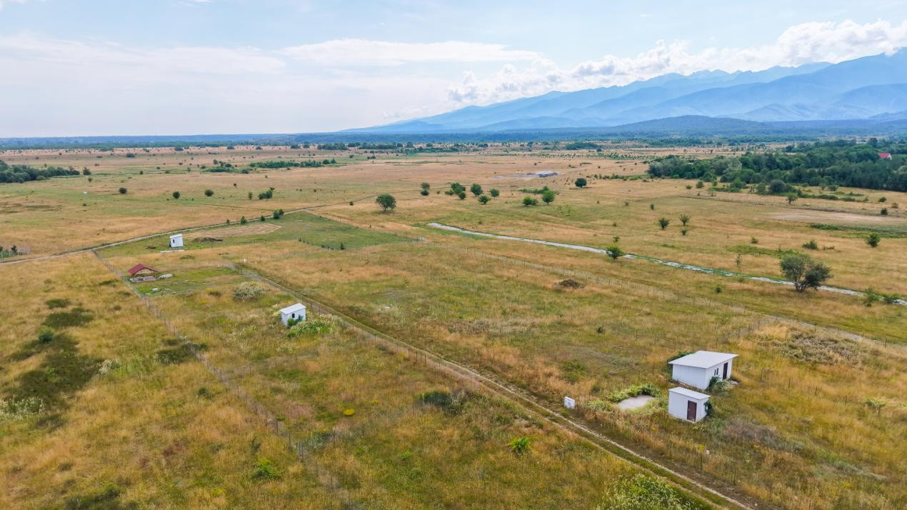 Teren cu priveliște spectaculoasă spre Munții Făgăraș-  Valea Avrigului