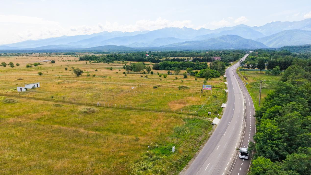 Teren cu priveliște spectaculoasă spre Munții Făgăraș-  Valea Avrigului