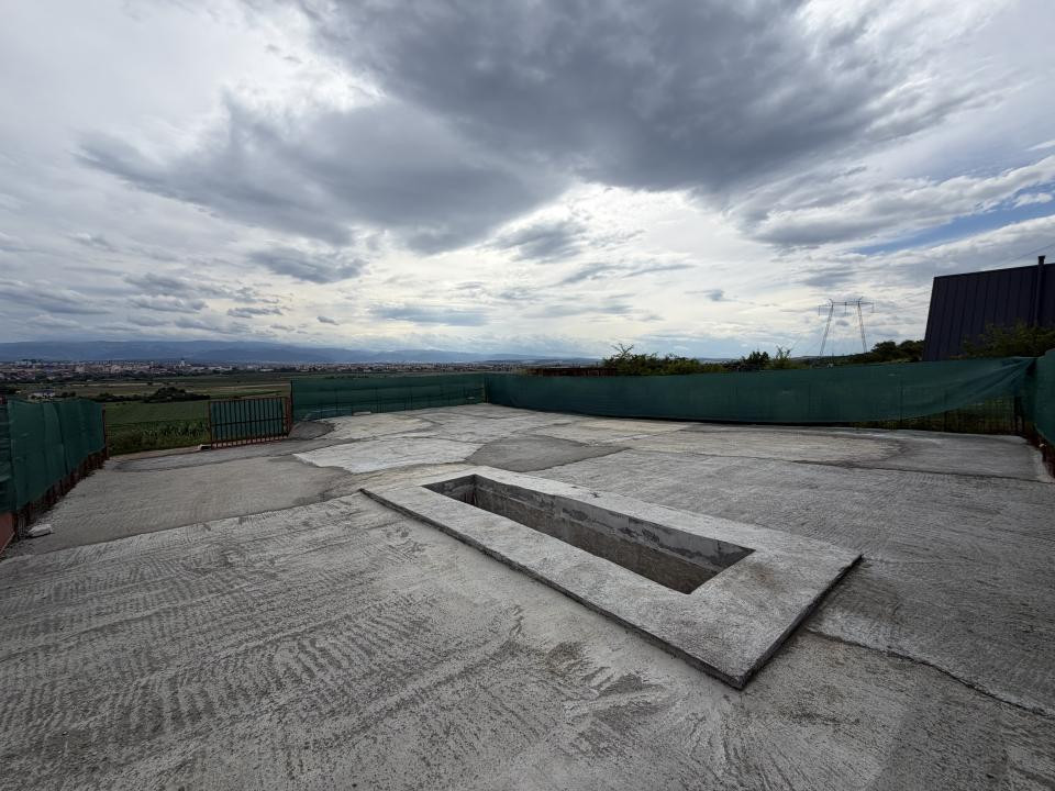 Teren betonat 382 mp cu groapă de vizitare – de închiriat 