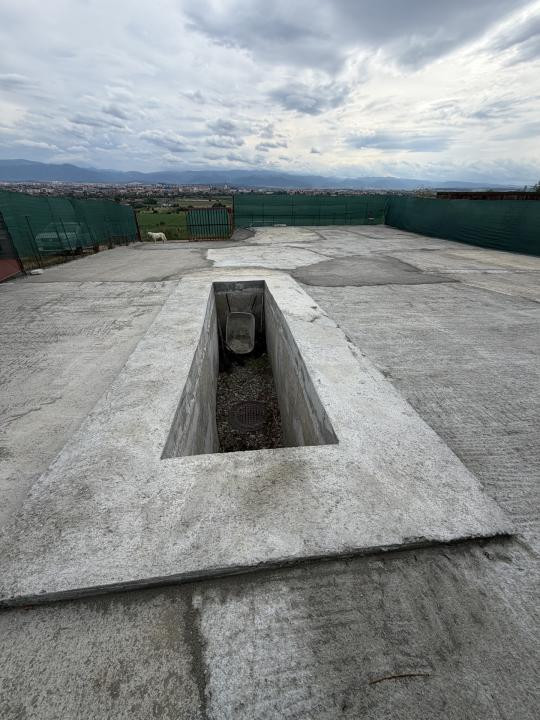 Teren betonat 382 mp cu groapă de vizitare – de închiriat 
