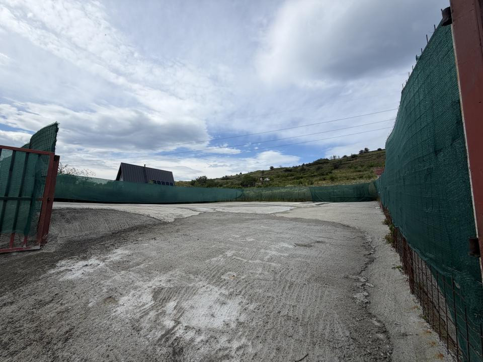 Teren betonat 382 mp cu groapă de vizitare – de închiriat 