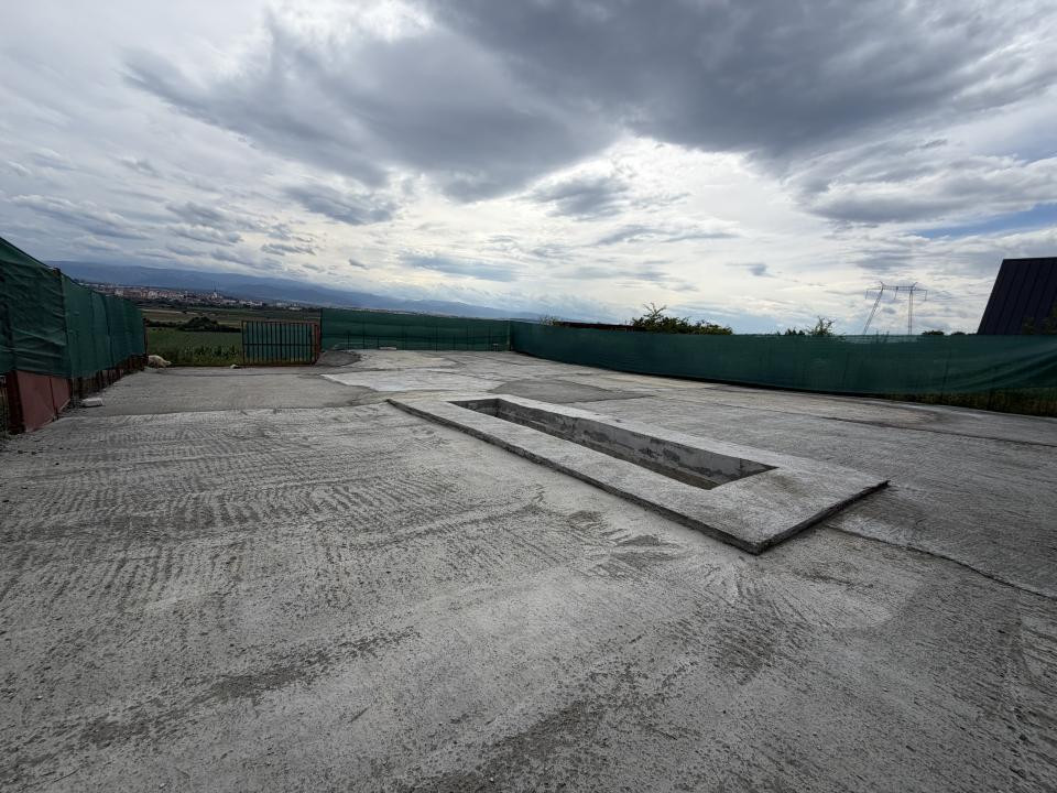 Teren betonat 382 mp cu groapă de vizitare – de închiriat 