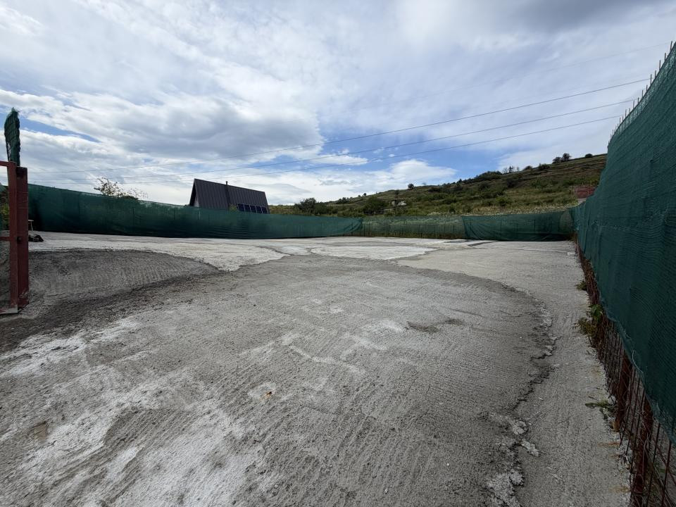 Teren betonat 382 mp cu groapă de vizitare – de închiriat 