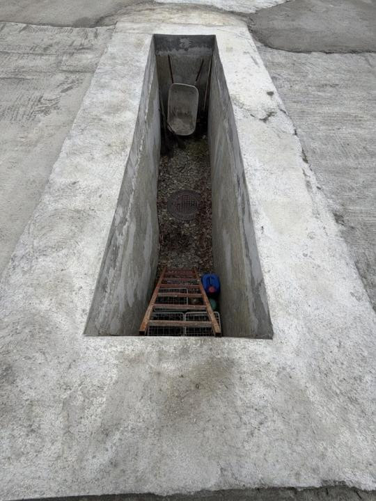 Teren betonat 382 mp cu groapă de vizitare – de închiriat 