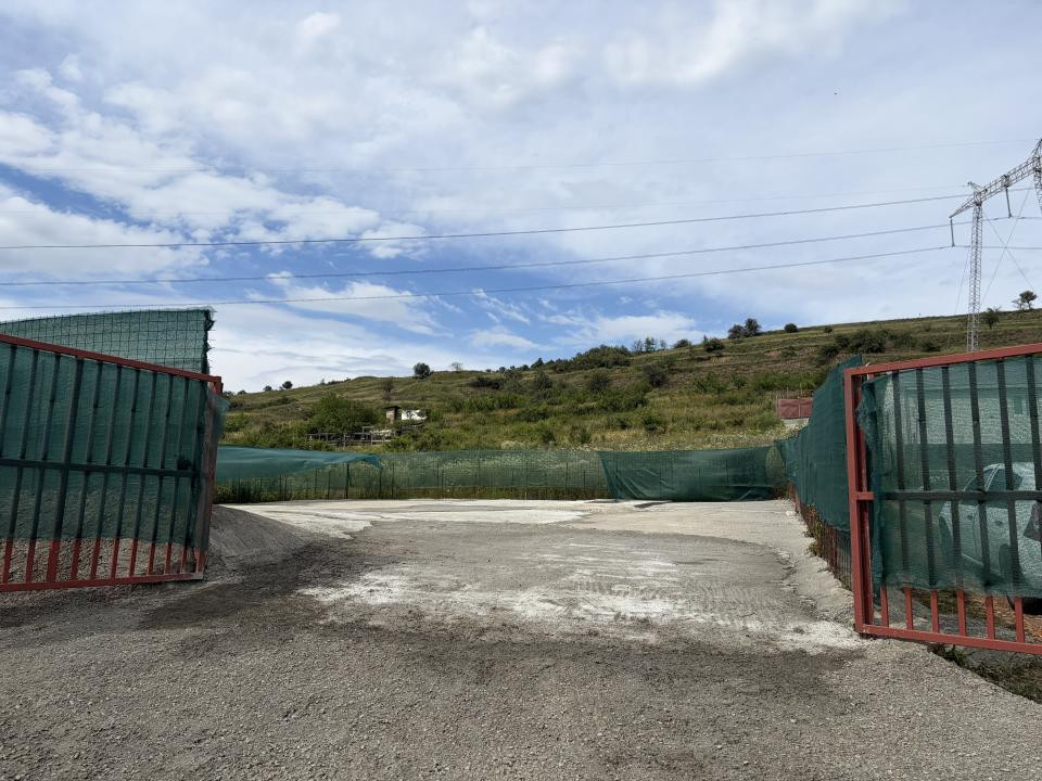 Teren betonat 382 mp cu groapă de vizitare – de închiriat 