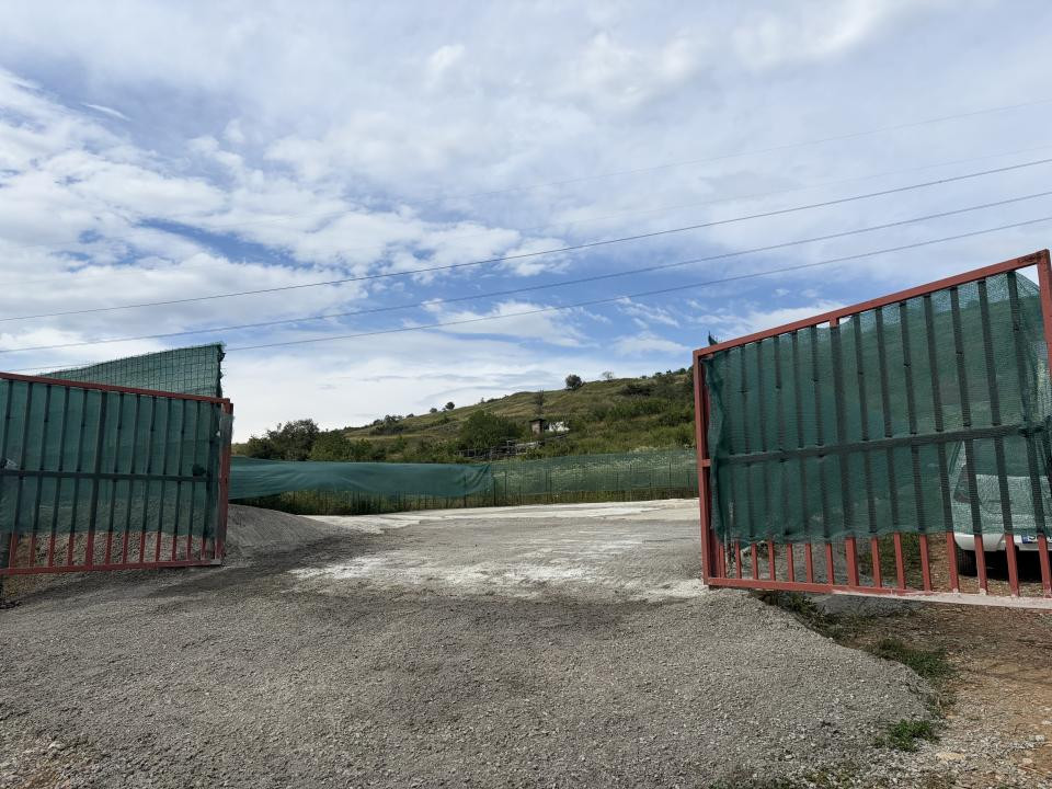Teren betonat 382 mp cu groapă de vizitare – de închiriat 