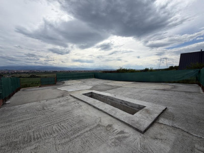 Teren betonat 382 mp cu groapă de vizitare – de închiriat 