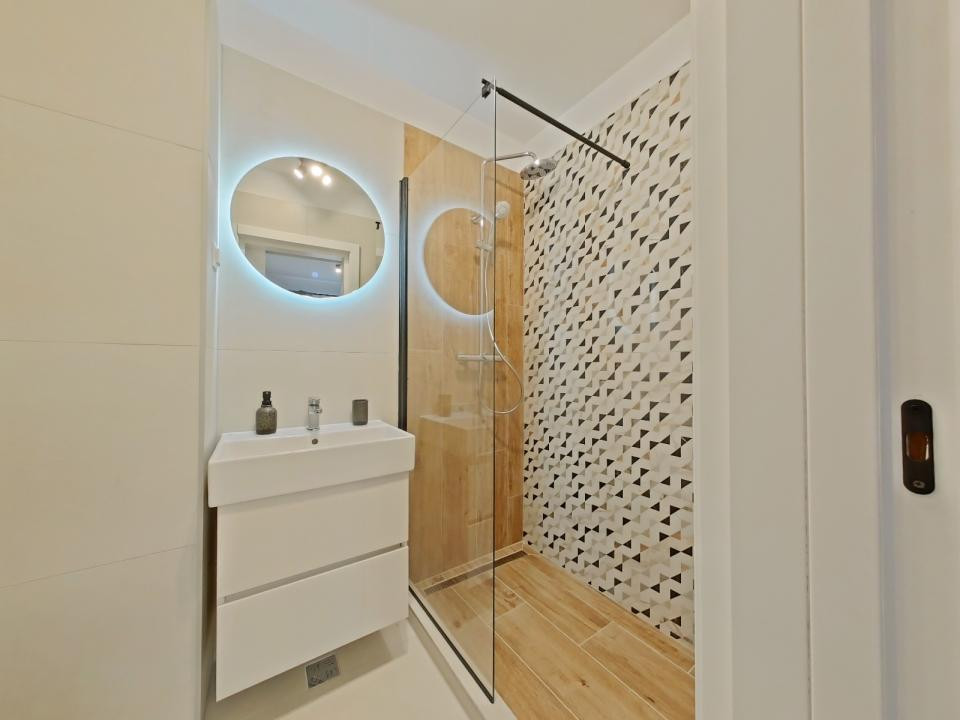 Închiriere apartament cu 3 camere - Zona Tractorul