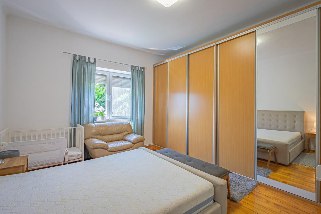 Apartament la casă, zonă liniștită și centrală — Str. Lupeni, Sibiu