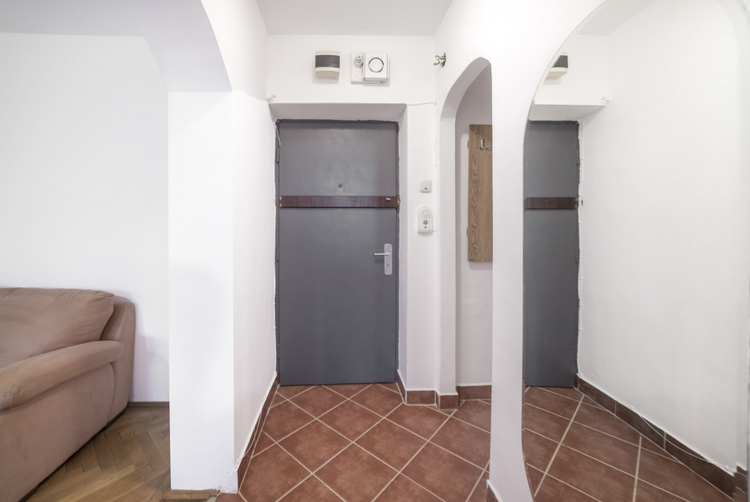 Loc de parcare, vedere parc Gh. Petrascu,etaj 1/4,bloc reabilitat