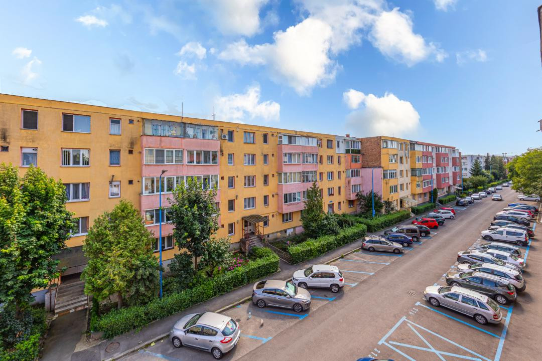 Vânzare apartament cu 2 camere,  2 balcoane, decomandat - zona Tractorul