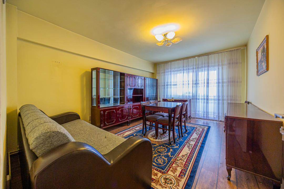 Vânzare apartament cu 2 camere,  2 balcoane, decomandat - zona Tractorul