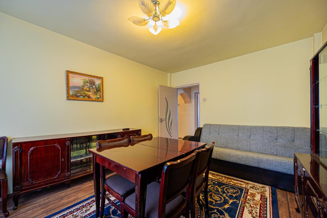 Vânzare apartament cu 2 camere,  2 balcoane, decomandat - zona Tractorul
