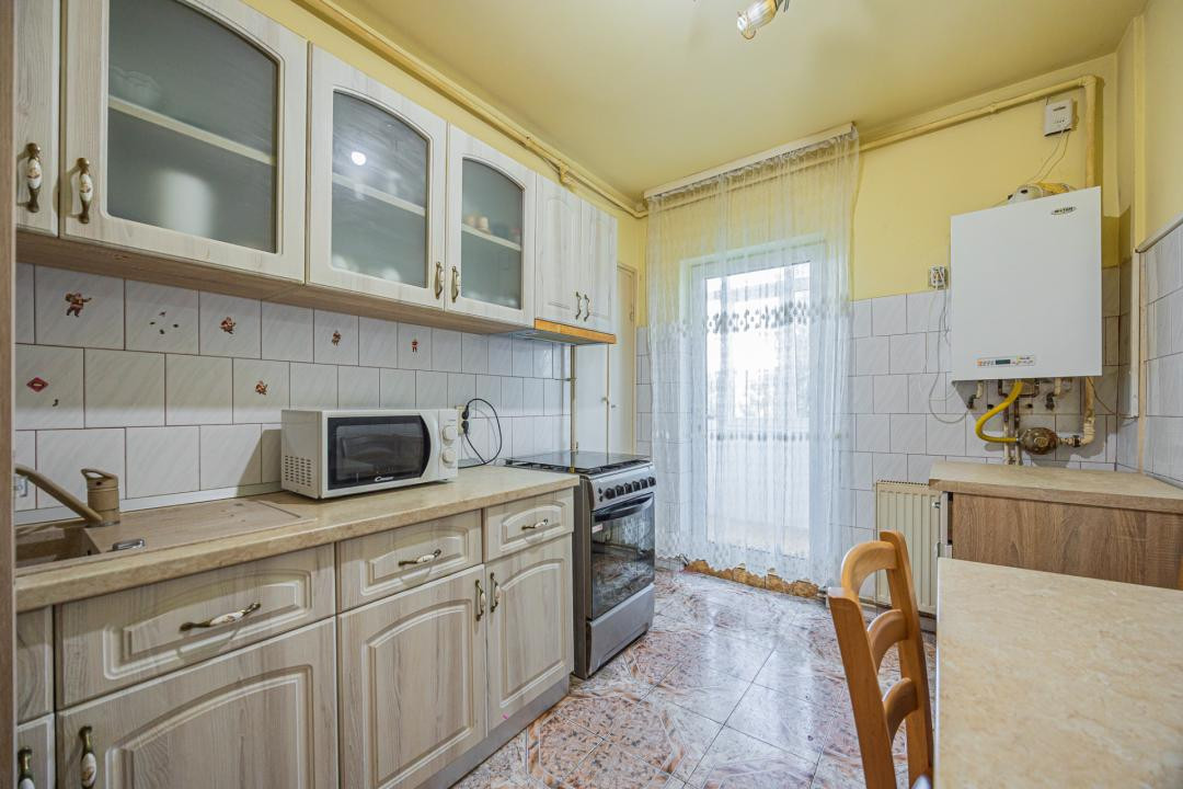 Vânzare apartament cu 2 camere,  2 balcoane, decomandat - zona Tractorul