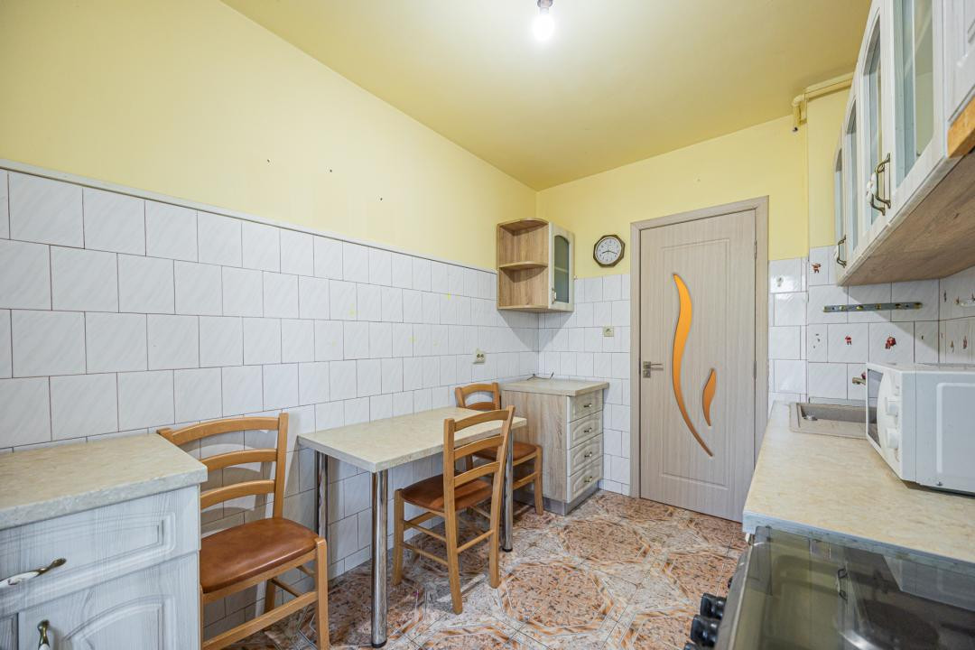 Vânzare apartament cu 2 camere,  2 balcoane, decomandat - zona Tractorul