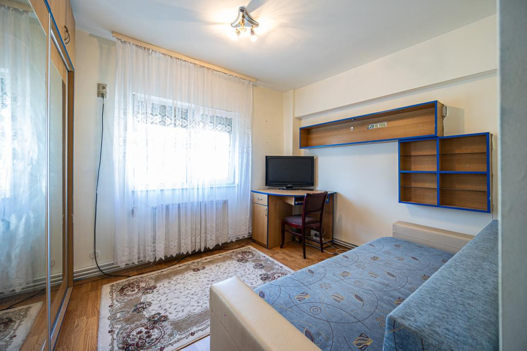 Vânzare apartament cu 2 camere,  2 balcoane, decomandat - zona Tractorul
