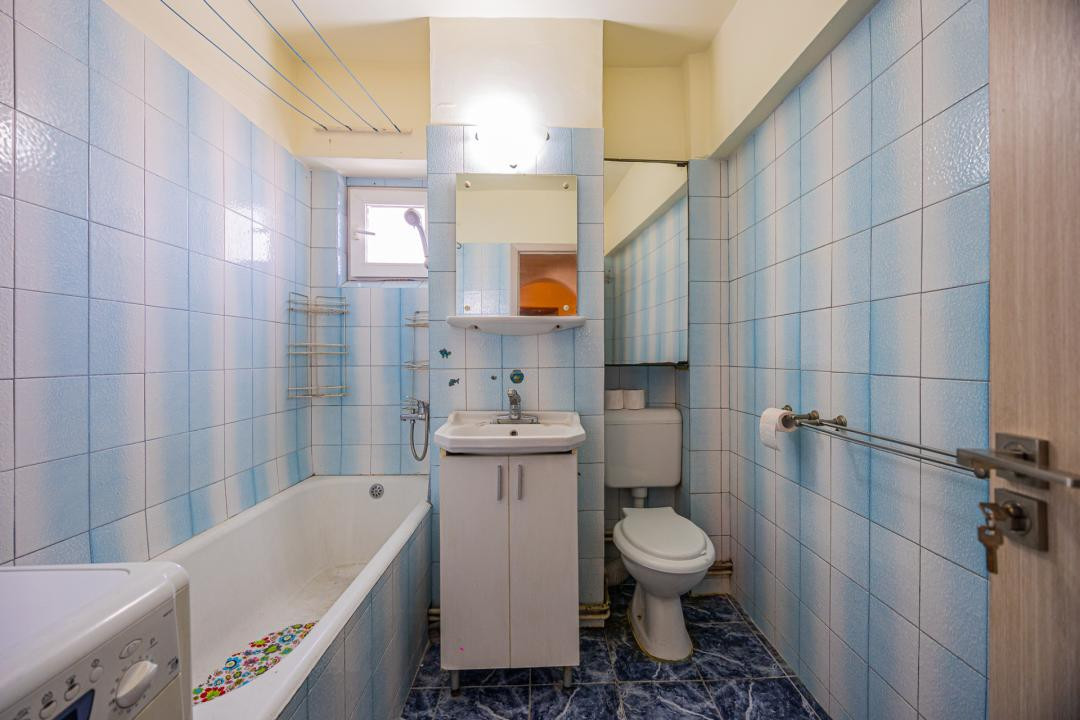 Vânzare apartament cu 2 camere,  2 balcoane, decomandat - zona Tractorul