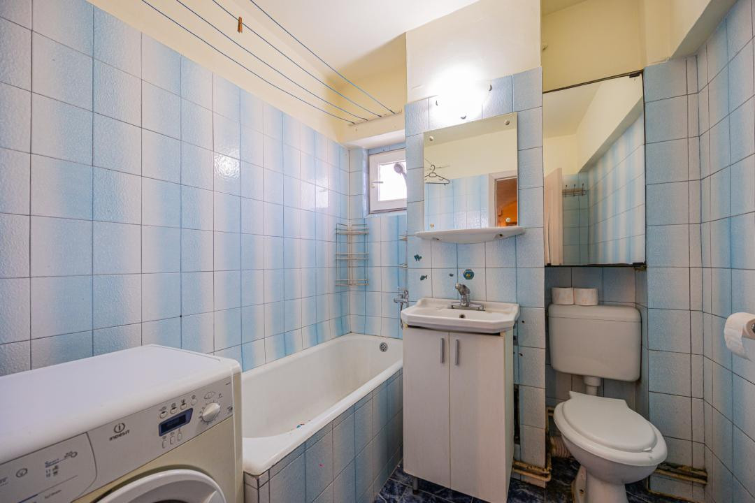 Vânzare apartament cu 2 camere,  2 balcoane, decomandat - zona Tractorul