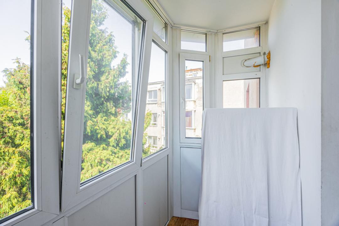 Vânzare apartament cu 2 camere,  2 balcoane, decomandat - zona Tractorul