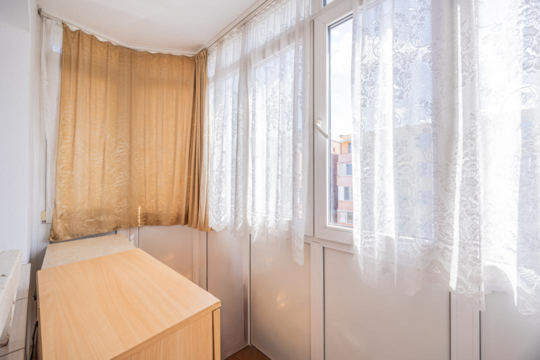 Vânzare apartament cu 2 camere,  2 balcoane, decomandat - zona Tractorul