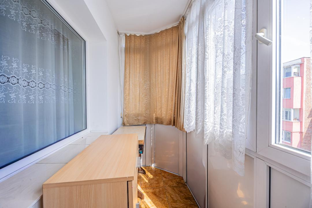 Vânzare apartament cu 2 camere,  2 balcoane, decomandat - zona Tractorul