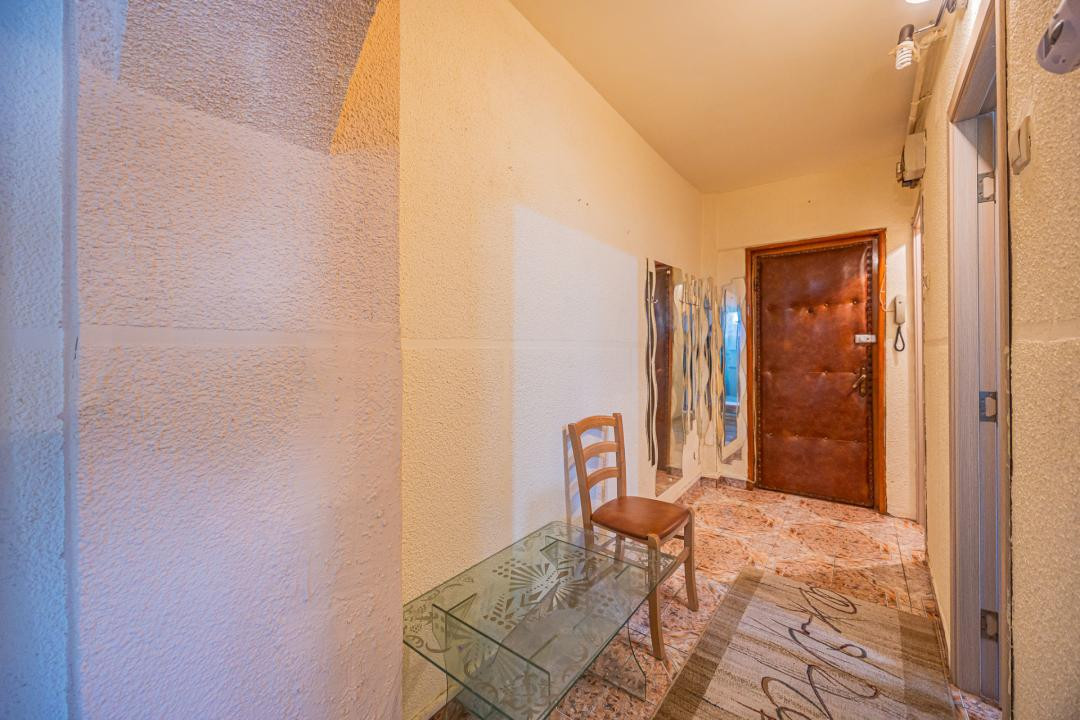 Vânzare apartament cu 2 camere,  2 balcoane, decomandat - zona Tractorul