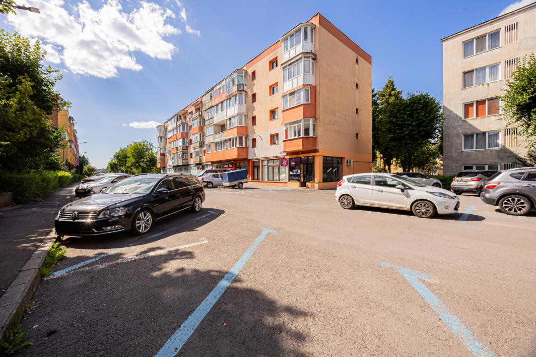 Vânzare apartament cu 2 camere,  2 balcoane, decomandat - zona Tractorul