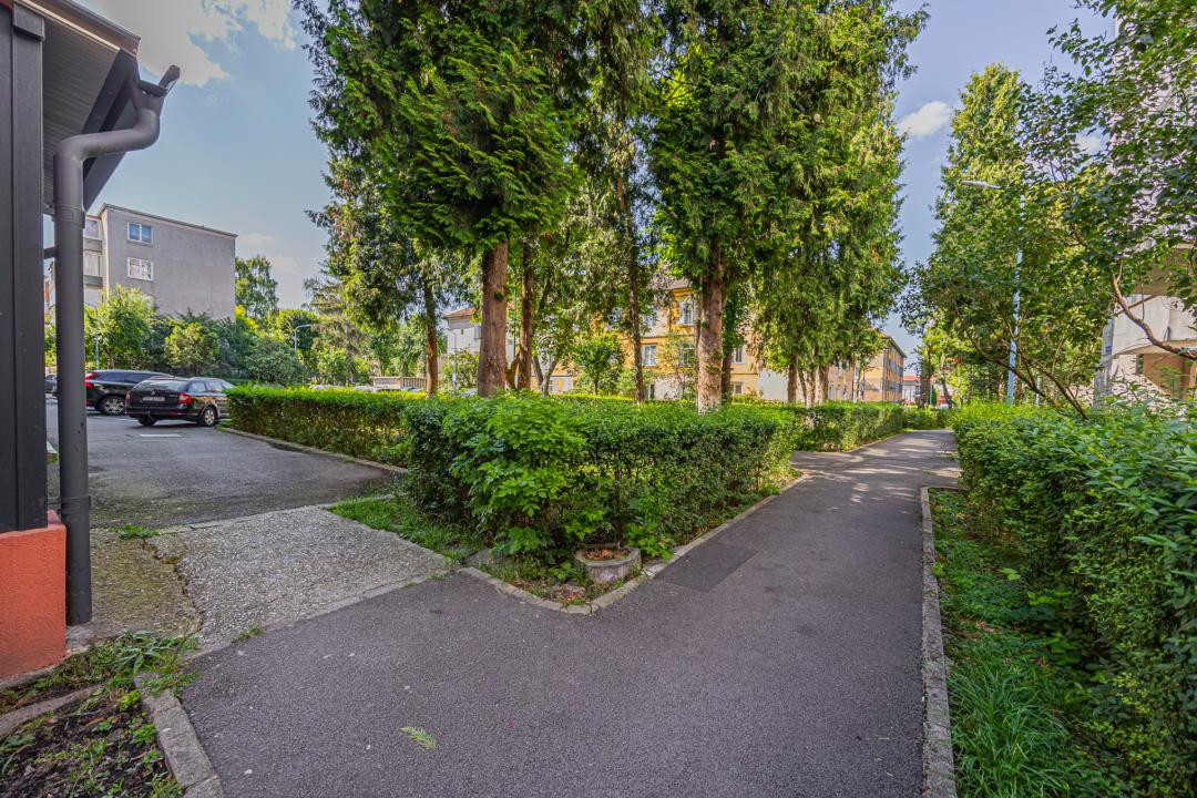 Vânzare apartament cu 2 camere,  2 balcoane, decomandat - zona Tractorul
