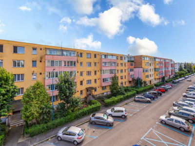 Vânzare apartament cu 2 camere,  2 balcoane, decomandat - zona Tractorul