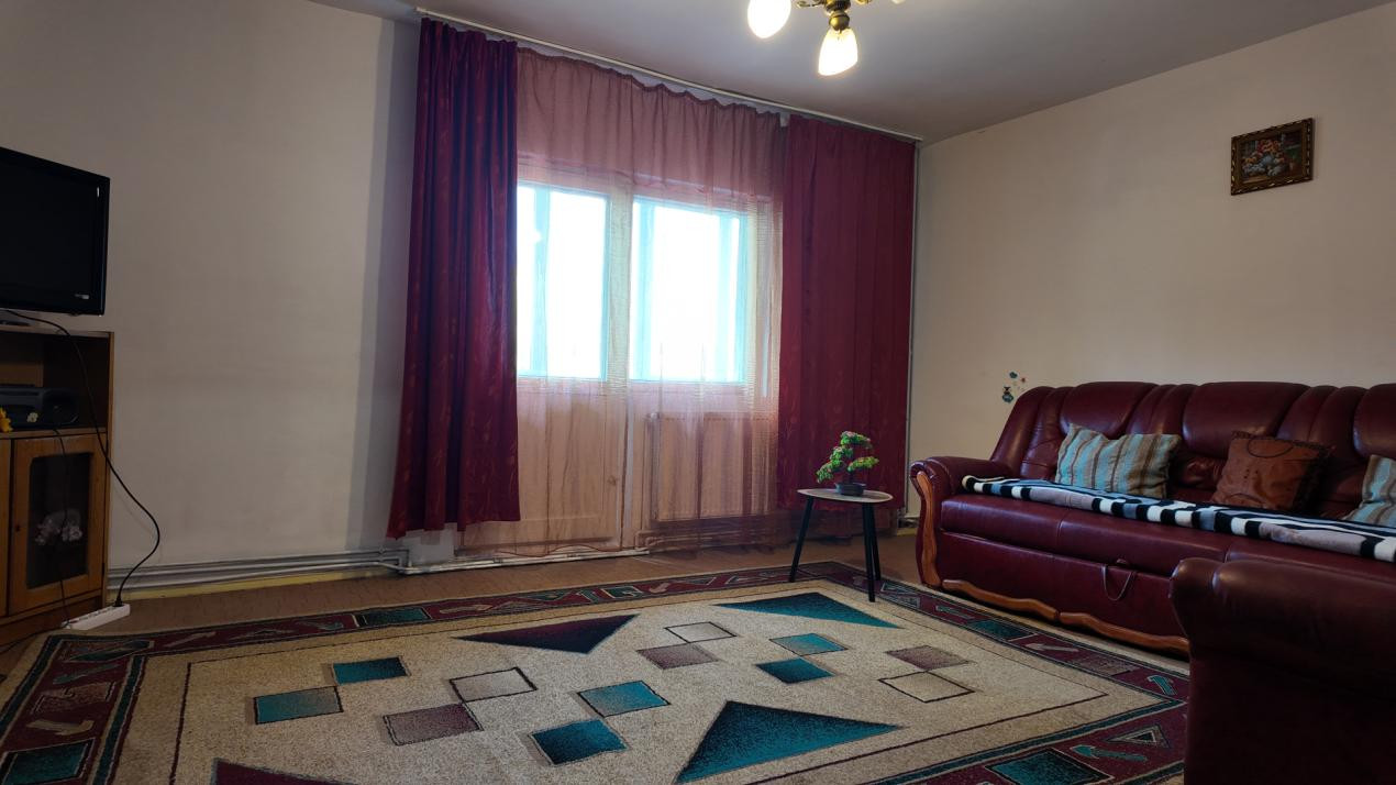 Închiriere apartament 3 camere, mobilat și utilat - zona Răcădău