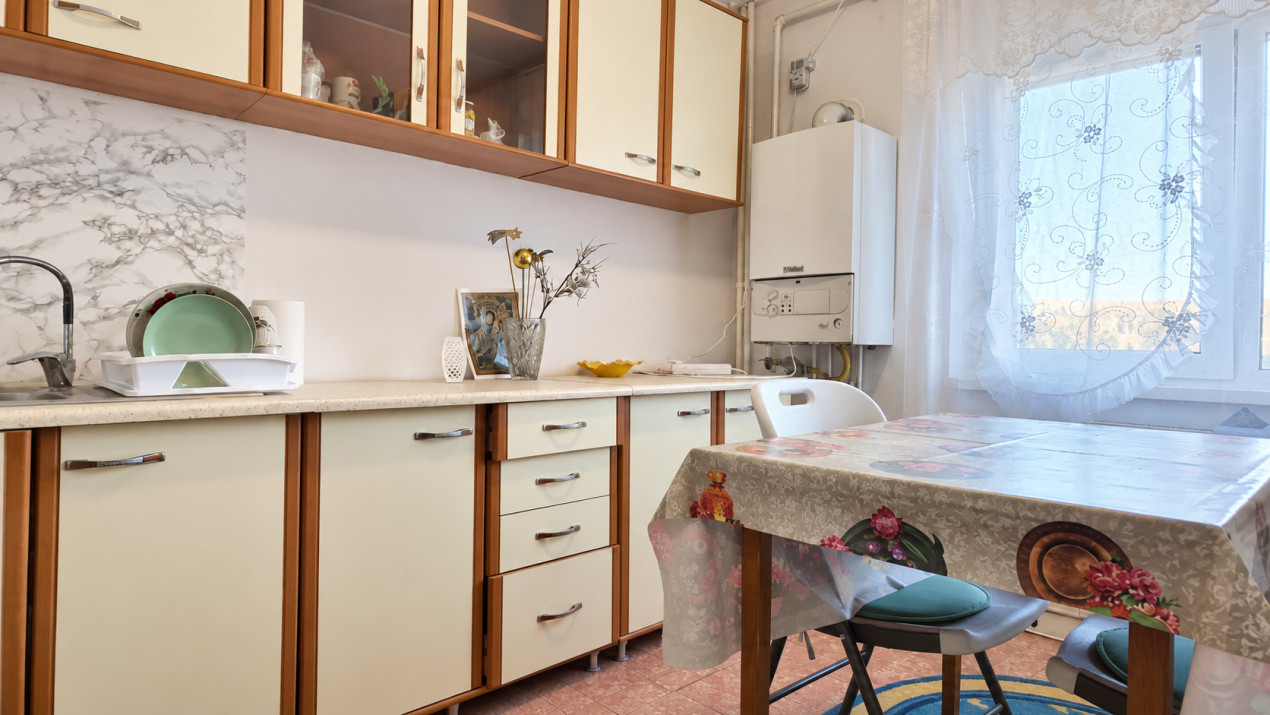 Închiriere apartament 3 camere, mobilat și utilat - zona Răcădău