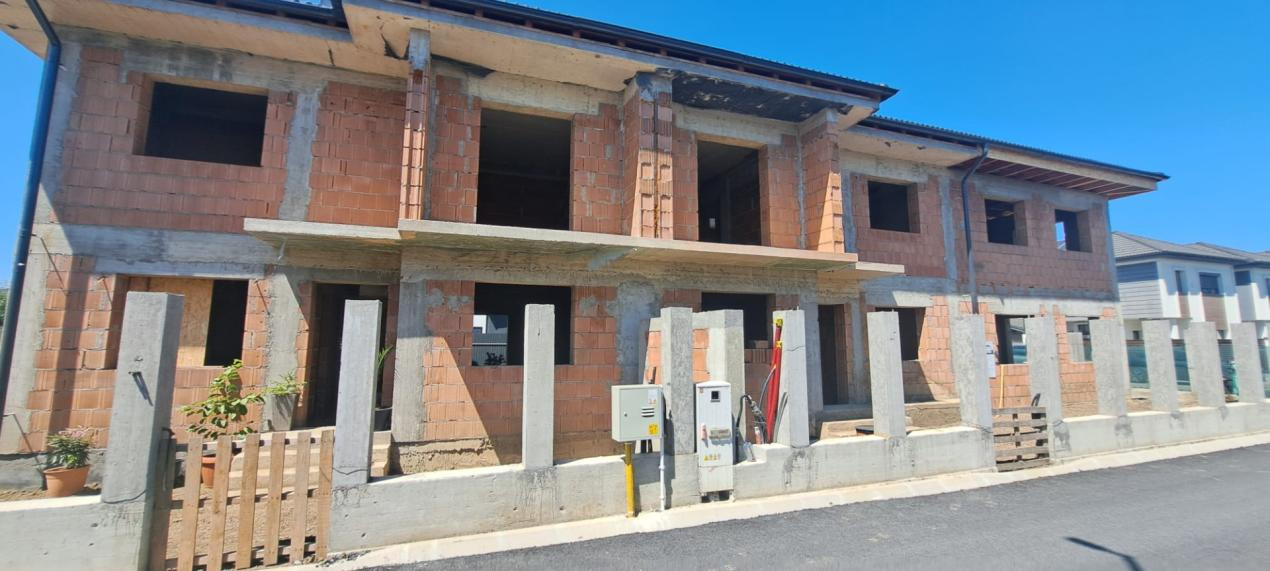 Duplex  de vanzare , curte  ,Selimbar