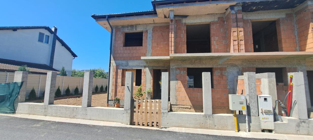 Duplex  de vanzare , curte  ,Selimbar