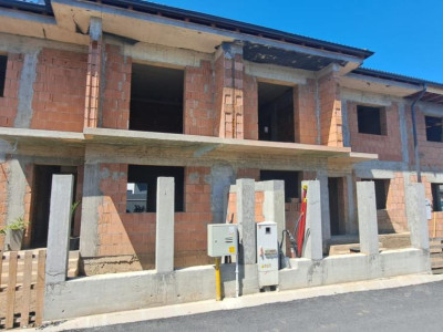Duplex  de vanzare , curte  ,Selimbar