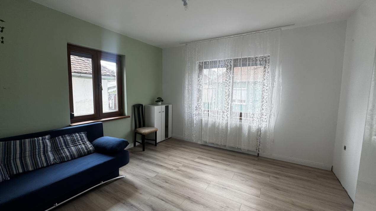 Apartament 3 camere la casă de închiriat Gușterita