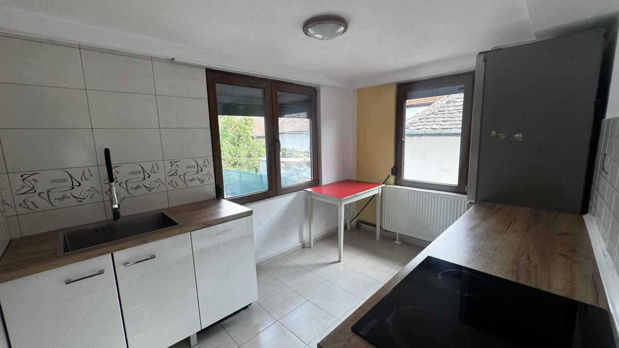 Apartament 3 camere la casă de închiriat Gușterita