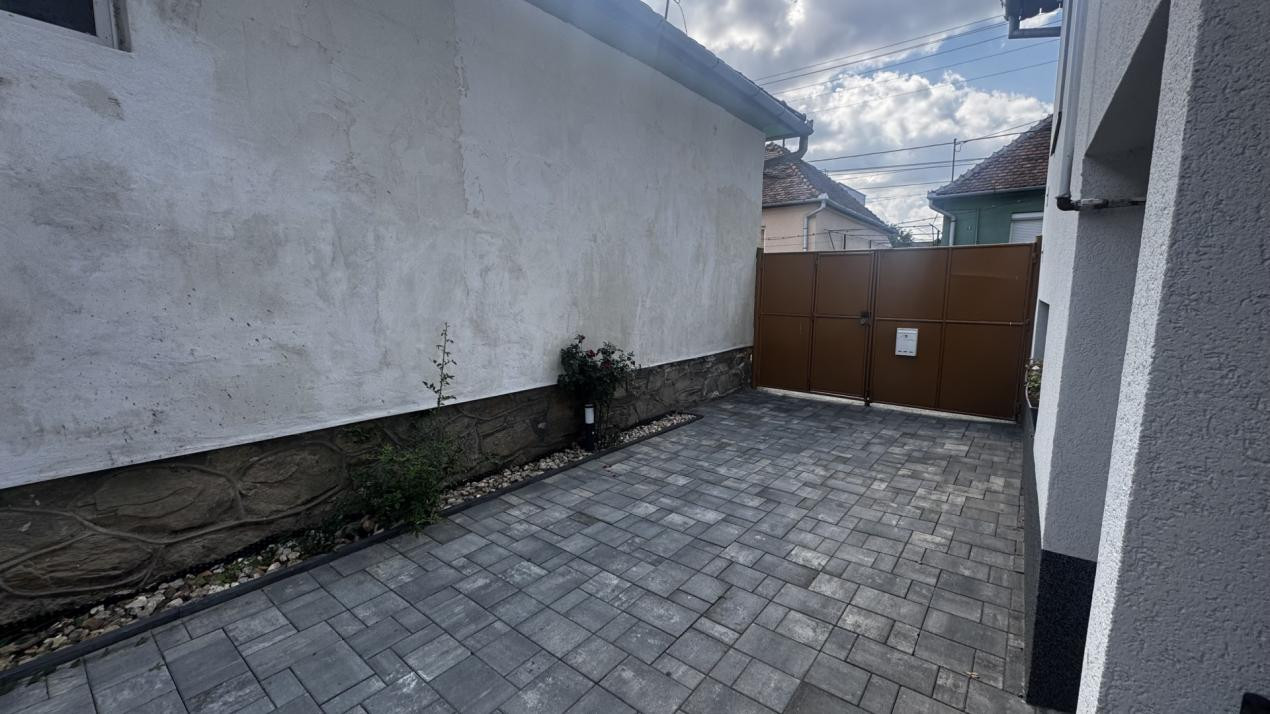 Apartament 3 camere la casă de închiriat Gușterita